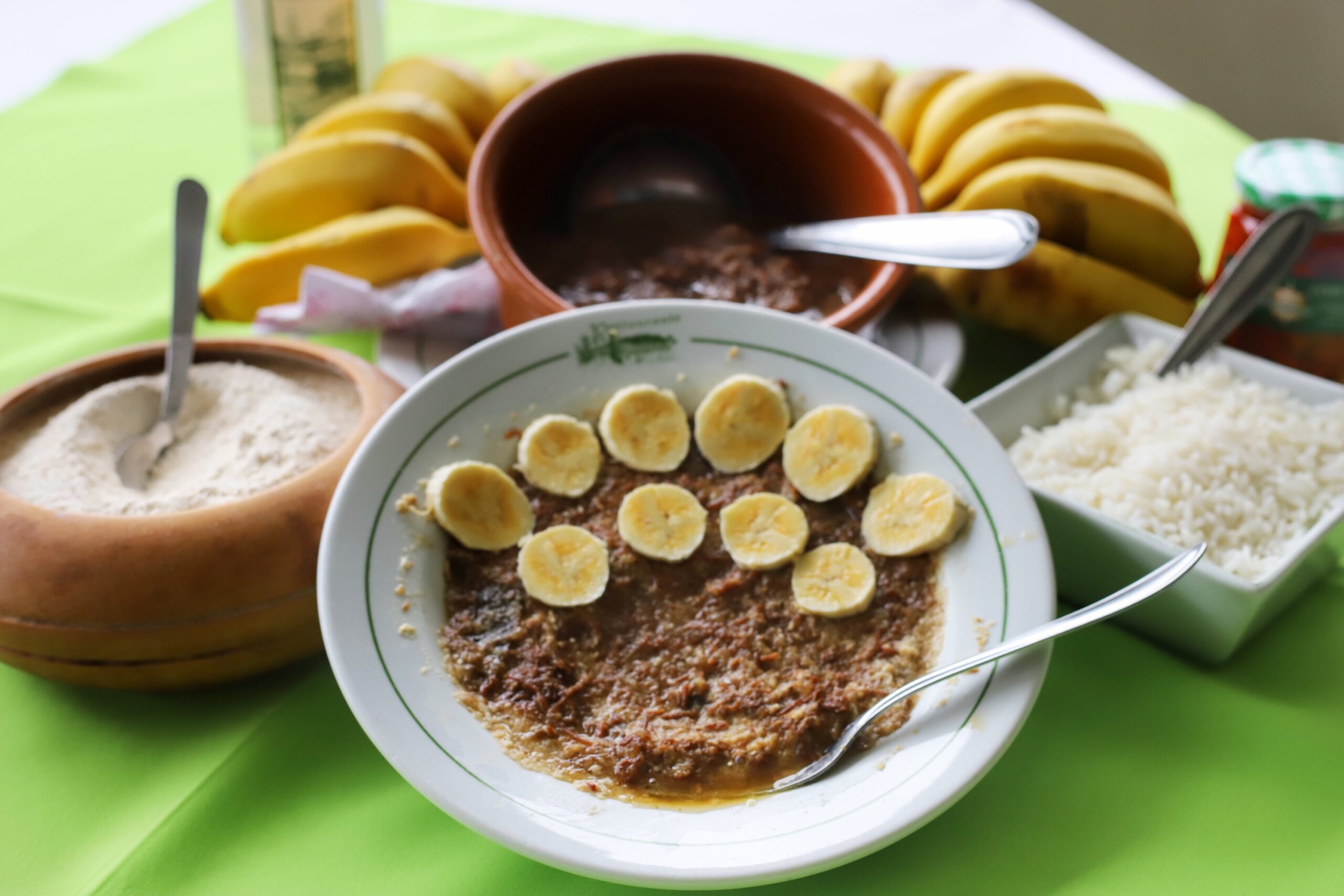 Onde comer barreado em Curitiba ou Morretes? Entenda onde viver a experiência mais completa — O passeio de trem como parte da experiência gastronômica